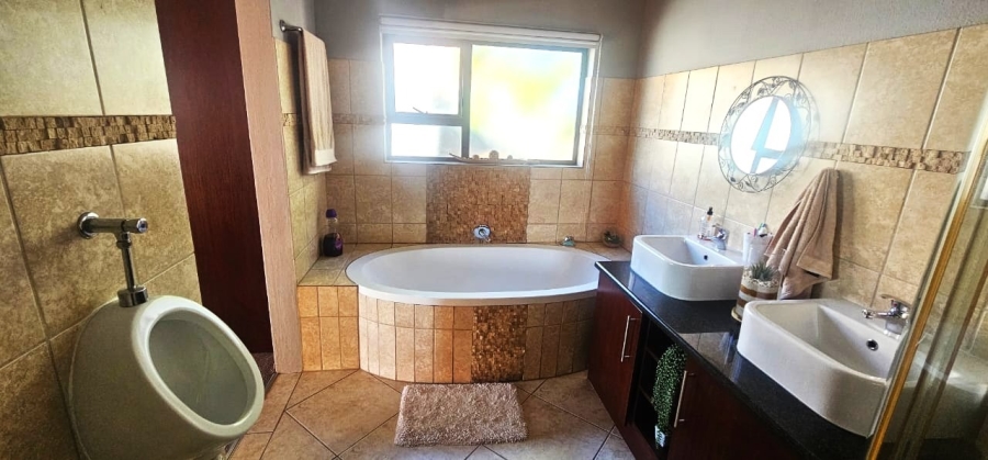 To Let 4 Bedroom Property for Rent in Safari Gardens North West